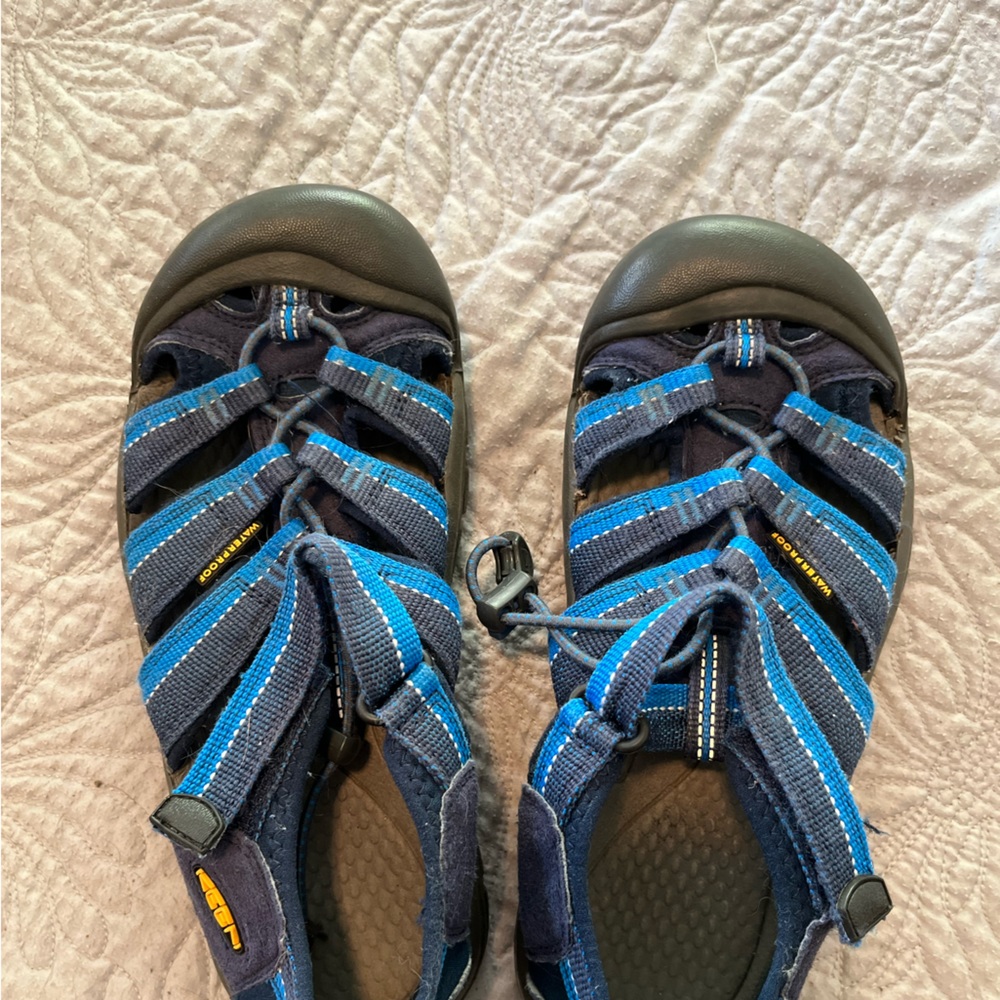 Kids Keen sandals size 4
